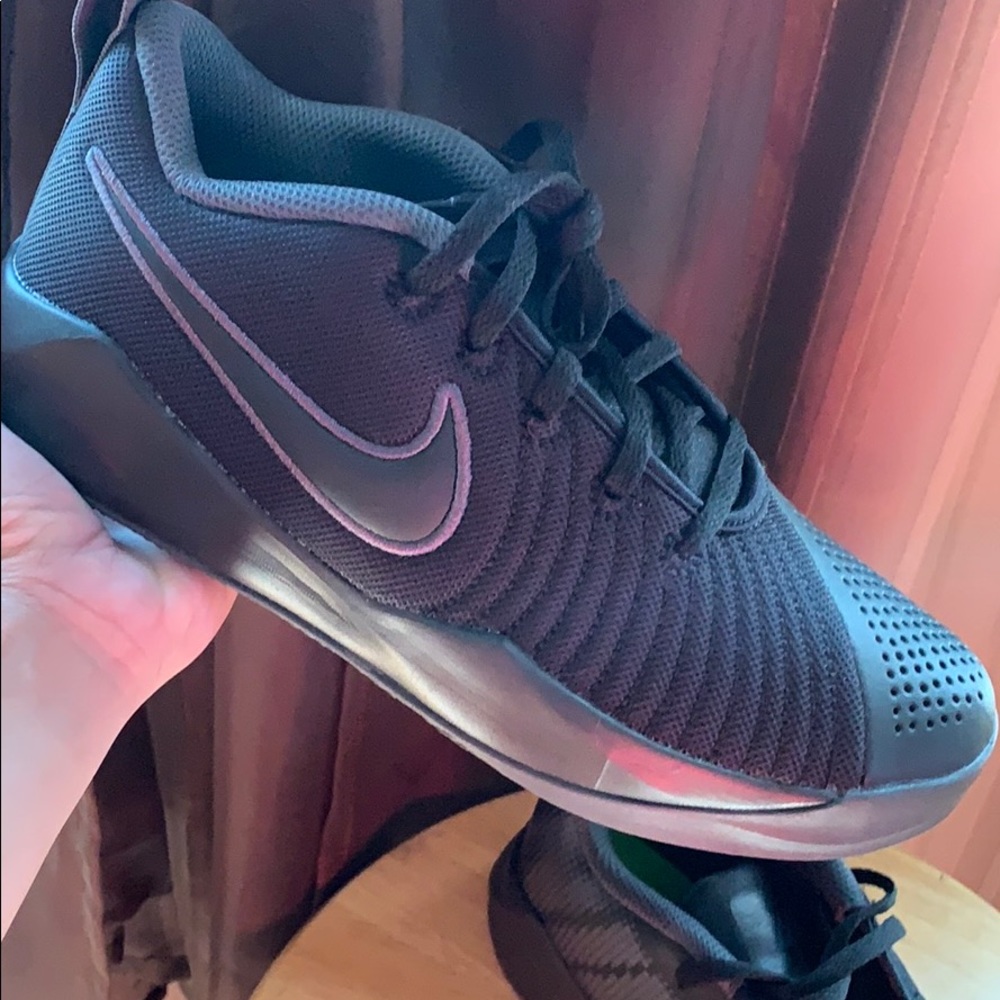 Nike Youth Team Hustle Quick- Black Size 5.5 Boys